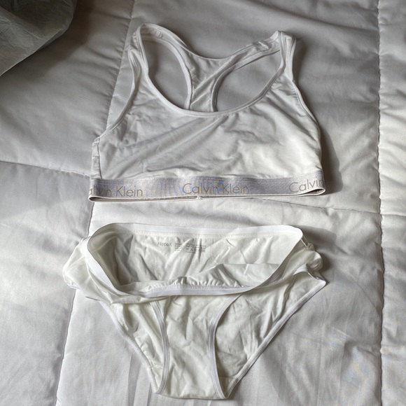 Calvin Klein White Bra Set - Picture 1 of 5